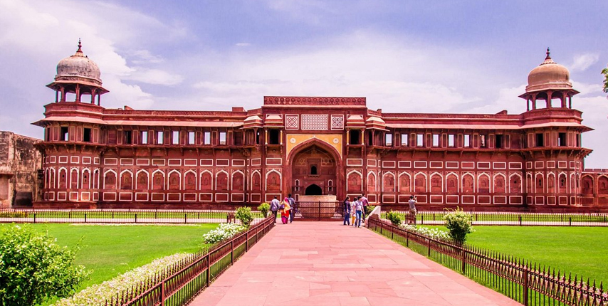 agra fort tourist places